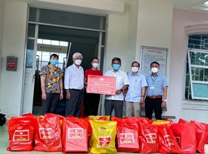 Gia Lai: Trao tặng quà cho các hộ dân trong khu phong toả TP.Pleiku
